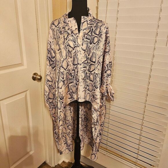 Gracia Snakeskin light pink and navy blouse - Picture 1 of 9